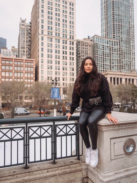 Chicago Tourist Outfit, How To Dress In Chicago Winter, Chicago Outfits Spring, Fall Chicago Outfits, Chicago Spring Outfits, Chicago Outfit Winter, Chicago Fall Outfits, Chicago Fashion Winter, Chicago Aesthetic Outfits