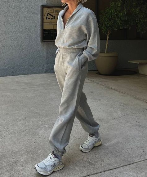 Grey Track Suit Outfit Women, Varley Outfit Ideas, Grey Tracksuit Outfit Women, Light Grey Sweatpants Outfit, Light Grey Outfit, Grey Sweat Set, Sweatpants Set Outfit, Grey Sweats Outfit, Grey Sweatpants Outfit