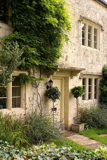 Modern Country Style: The Best Front Door Colours To Paint Cotswold Stone Houses (Part 3: Classic With A Twist) Door Canopies, Cosy Homes, Cotswold House, Best Front Door Colors, Cotswold Stone, Cottage Front Doors, Door Colour, Cotswold Cottage, Best Front Doors