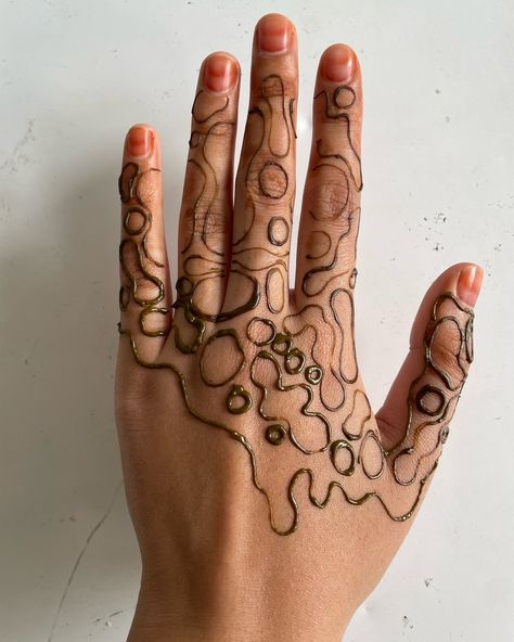 Step by step of this fun little design I did yesterday - it reminds me of the seaside or maybe bacteria under a microscope?? I wanted to have henna on ready for the @huqthat workshop for the @azeemamag @southbankcentre takeover !! It will be my first time leading a workshop so I’m glad it’s with my fave Nuz @me.a.snowflake ~ The workshop is totally free so if you’re around @southbankcentre tomorrow 1pm - 6pm please drop by and we will teach you how to make henna and apply it ☺️💗!! More i... Brown Ink Tattoo, Arcane Tattoo, Summer Henna, How To Make Henna, Hand Ideas, Jagua Tattoo, Henna Inspo, Cute Henna, Under A Microscope