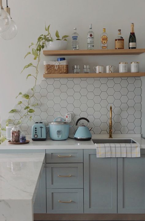 Hexagon Tile Kitchen, White Kitchen Marble Backsplash, Small Kitchen Backsplash, Kitchen Wall Tiles Design, Backsplash Kitchen White Cabinets, Kitchen Backsplash Trends, Marble Backsplash Kitchen, White Marble Kitchen, Kitchen Backsplash Ideas