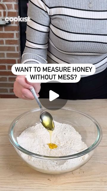 Cookist Wow on Instagram: "Bye-bye messy measuring spoons! 👋🥄

Ingredients like honey and oil sticking to your spoon? We’ve got you covered 😎💪
Avoid having sticky ingredients staying on your measuring spoon, instead make an indent into the dry ingredients with the required measuring spoon and then pour the ingredient into it!

What do you think? Will you try this trick? 

#cookistwow #cookistrecipe #hacks #tricks #kitchenhacks #spoon #honey #tips #kitchenlife #kitchenhacks" Cookist Wow, Measuring Spoons, Kitchen Hacks, Bye Bye, Spoons, You Think, Honey, Instagram