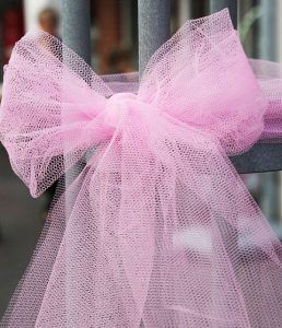 pink tulle bow Tule Bows, Tulle Garland, Tulle Decorations, Diy Tulle, Tulle Ribbon, Chair Bows, Chair Ties, Tulle Bow, Color Decoration