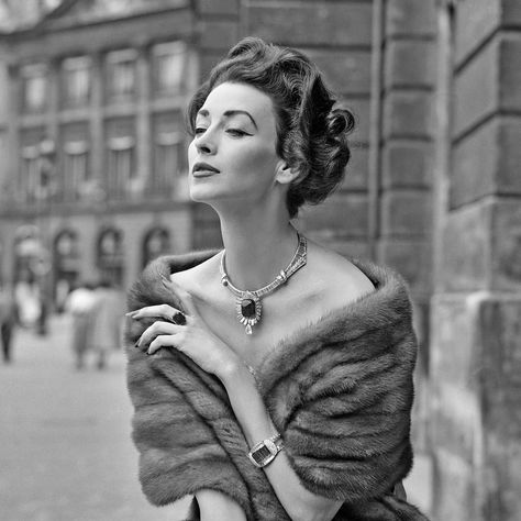 Photo Jacques Rouchon - Celebrity model Dorian Leigh wearing Chaumet jewellery in Paris 1950s #jacquesrouchon #lagalerierouchon #chaumet #dorianleigh #paris #vintageparis #fashionphotographer #bijoux #jewellery #vintagefashion #vintagephotography Paris 1950s, Dorian Leigh, Fur Coat Vintage, Vintage Fashion Photography, Vintage Glam, Vintage Fur, Couture Vintage, Vintage Models, Fur Fashion