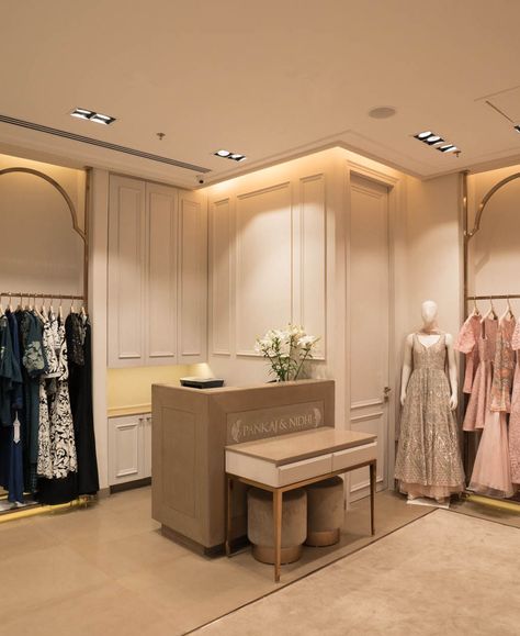 Small Boutique Interior Design Indian, Boutique Interior Design Indian, Luxury Boutique Interior, Small Boutique Interior Design, Boutique Shop Interior, Small Boutique Interior, Bridal Boutique Interior, Luxury Retail Store, Interior Design Indian