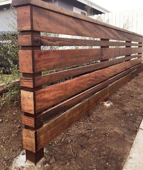 5ft Wood Fence Ideas, Creative Fence Ideas, Horizontal Wood Fence, Fence Decorating Ideas, Wood Fence Ideas, Ideas For Front Yard, Cheap Privacy Fence, Privacy Planter, Diy Backyard Fence