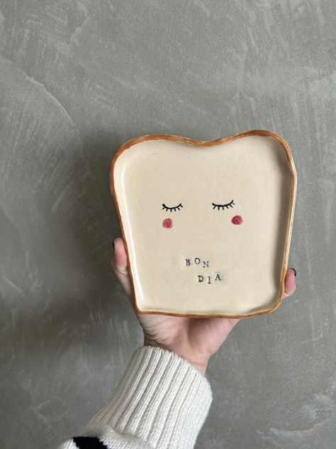 Toast Plate Ceramic, Toast Plate, Baby Lights, Cerámica Ideas, Diy Pottery, Pottery Classes, Ceramics Pottery Art, Clay Ceramics, Ceramic Pottery