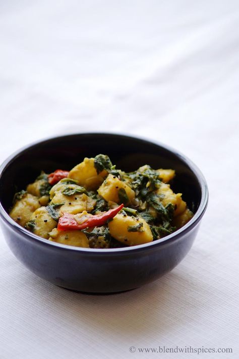 Saag Aloo Recipe - How to Make Saag Aloo Recipe - Indian Curry Recipe Aloo Saag Recipe, Saag Aloo Recipe, Vegan Saag, Meatfree Monday, Sag Aloo, Indian Veggies, Indian Curry Recipes, Family Recipies, Saag Aloo