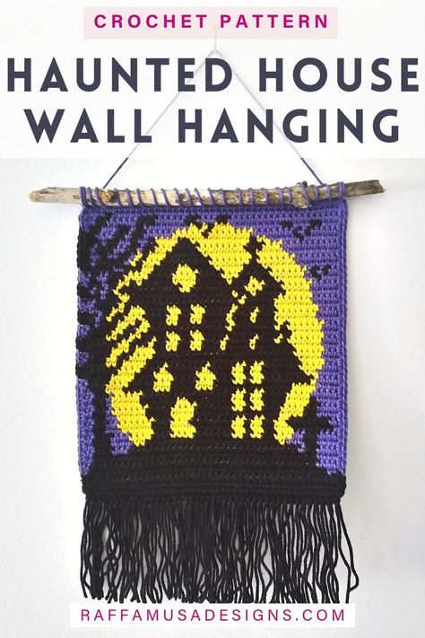 a crocheted wall hanging made with tapestry crochet and representing a Halloween haunted house Halloween Potholders, Crochet Pour Halloween, Crochet Wall Hanging, Crochet Wall Hangings, Halloween Crochet Patterns, Tapestry Crochet Patterns, Crochet Tapestry, Halloween Haunted Houses, Granny Squares Pattern