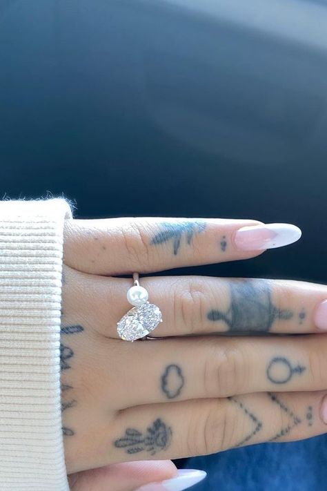 Ariana Grande Engagement Ring, Ariana Grande Engagement, Engagement Rings Vintage, Pearl Engagement Ring, Cute Engagement Rings, Future Engagement Rings, Jewellery Vintage, Antique Engagement Ring, Trending Engagement Rings