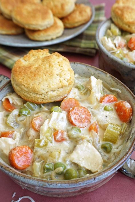 Keto Chicken And Biscuits, Keto Pot Pie, Crustless Chicken Pot Pie, Keto Chicken Pot Pie, Biscuit Chicken Pot Pie, Turkey Pot Pie Recipe, Dirty Keto, Creamed Peas, Keto Kitchen