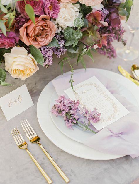 Wedding Table Inspiration, Affordable Wedding Flowers, Inexpensive Wedding Flowers, Wedding Table Menus, Wedding Flower Ideas, Tulip Wedding, Wedding Gift Ideas, Aesthetic Wedding, Wedding Tablescape