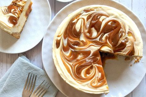 No Bake Salted Caramel Cheesecake, Cheesecake Recipes No Bake, Groovy Goodies, No Bake Caramel Cheesecake, Dates Recipes, Best No Bake Cheesecake, Caramel Cheesecake Recipes, Carrot Cake Recipe Easy, Easy No Bake Cheesecake