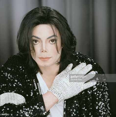 Michael Jackson (age 43) in December 2001. Michael Jackson 2001, Facts About Michael Jackson, Michael Jackson Photoshoot, Vibe Magazine, Michael Jackson Rare, Joseph Jackson, Michael Jackson Pics, Jackson Family, Pop Photos