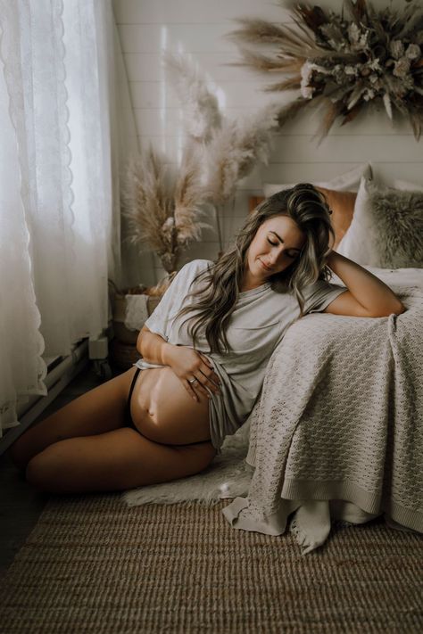 lifestyle maternity pictures Maternity pictures Bedroom Maternity Photos, Indoor Maternity Photos, Boho Maternity Photos, Lifestyle Maternity Photography, Home Maternity Photography, Diy Maternity Photos, Indoor Maternity Photography, Studio Maternity Shoot, Maternity Picture Outfits