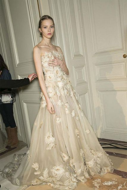 Sasha Luss, Formal Clothes, Valentino Haute Couture, Portraiture Painting, Spring Couture, Dolce E Gabbana, Couture Gowns, Perfect Wedding Dress, Wedding Dress Inspiration