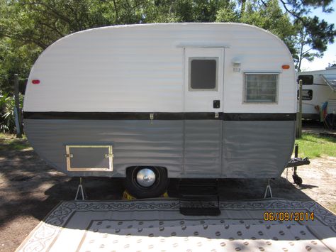 The front. Gary custom made the storage door and did the paint job himself using Rustoleum role on paint. You can buy the paint at Lowes.He also put in new lights around the entire outside of the camper. Caravan Paint, Vintage Camper Interior, Small Camper, Caravan Makeover, Vintage Camper Remodel, Caravan Renovation, Retro Caravan, Vintage Rv, Vintage Campers Trailers