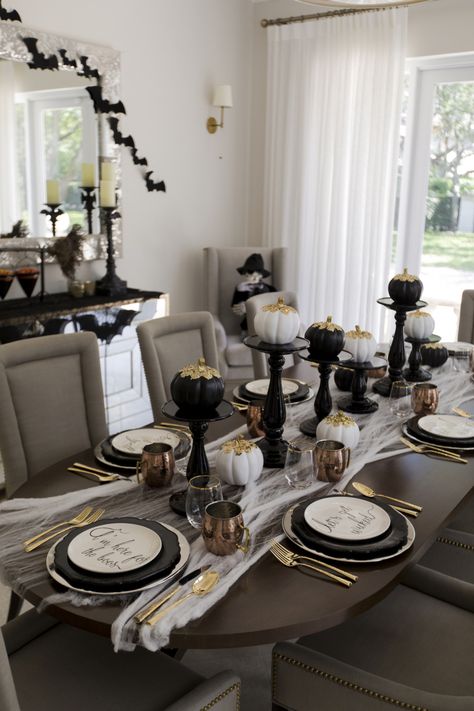 Halloween Dinner Table Decor, Spooky Dinner Party, Modern Halloween Decorations, Black And White Pumpkins, Halloween Home Decor Ideas, Halloween Dinner Party, Modern Halloween Decor, Spooky Dinner, Chic Halloween Decor