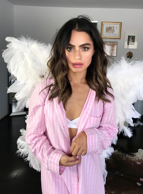 Sydne Style shares diy halloween costume ideas as victorias secret angel #halloween #diy #feathers #angel Costumes For Teenage Girl, Easy College Halloween Costumes, Meme Costume, Angel Halloween Costumes, Diy Costumes Women, Halloween Costumes College Girls, Diy Halloween Costumes For Women, Fantasia Disney, Hallowen Costume