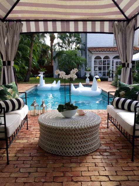 Palm Beach Chic Home For Sale | Palm Beach Lately Chic Backyard, Palm Beach Style, Pool Decor, Casa Exterior, Tropical Houses, Beach Chic, Home Modern, Pool Landscaping, Pool Patio