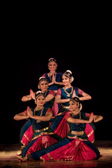 Bharatanatyam Costume Colors, Bharatanatyam Dress, Bharatnatyam Poses, Sun Costume, Bharatanatyam Costume, Bharatanatyam Dancer, Indian Classical Dancer, Bharatanatyam Poses, Dress Stitching