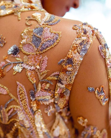 Couture Embellishment, Áo Blu, Couture Beading, Dress With Beads, Haute Couture Embroidery, Pola Manik, Haute Couture Details, Elie Saab Couture, Tambour Embroidery