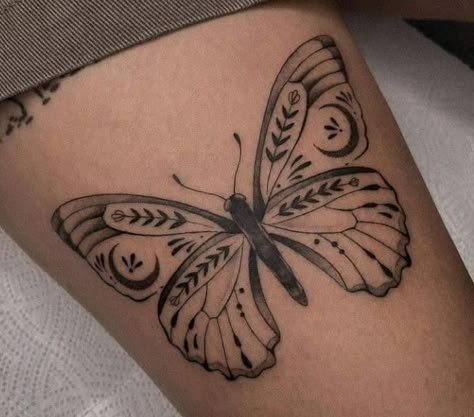 #CoolTattoos #TattooArt #InkMaster #TattooDesigns #InkedUp #TattooLovers #InkInspiration #TattooIdeas #CreativeInk #TattooStyle Butterfly Ornamental Tattoo, Butterfly Thigh Tattoo, Unique Butterfly Tattoos, Small Dragon Tattoos, Upper Back Tattoos, Anklet Tattoos, Beautiful Flower Tattoos, Sun Tattoos, Knee Tattoo