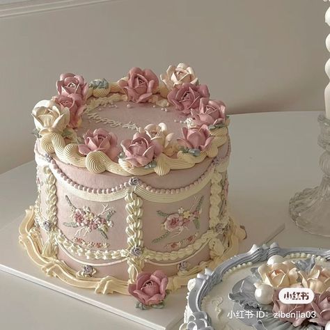 Coquette Cake 2 Tier, Marie Antoinette Cake Inspiration, Bridgerton Inspired Cake, Bridgerton Themed Cake, Floral Vintage Cake, Bridgeton Cake, Beautiful Cakes Birthday For Women, Victorian Cakes Vintage, Bridgerton Cake Ideas