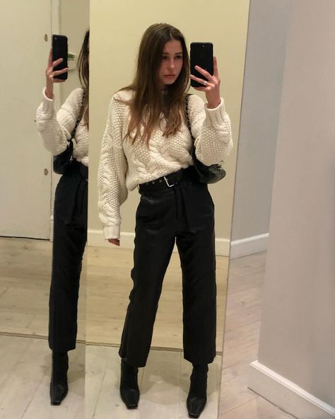 Sophia Roe on Instagram: “Double up” Cropped Knit Sweater Outfit, Cable Sweater Outfit, Knitted Jumper Outfit, Cable Knit Sweater Outfit, Sweater Street Style, Sophia Roe, Green Pleated Skirt, Bright Sweater, Winter Sweater Outfits