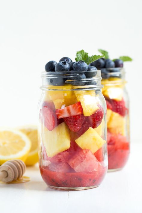 Mason Jar Fruit Salad with Strawberry Mint Dressing is made with the freshest flavors piled high in a mason jar. Kids and adults will love it! Mason Jar Fruit, Salad With Strawberry, Jar Fruit, Mason Jar Lunch, Mint Dressing, Easy Fruit Salad Recipes, Salad Jar Recipe, Mason Jar Salad Recipes, Fruit Salad Easy