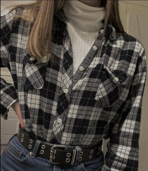 white turtleneck + flannel outfit!! Outfit Ideas For Flannels, Flannel Blouse Outfit, Flannel Shirt Women Outfits, Turtleneck With Trousers, Crew Neck And Flannel Outfit, White Top Layered Outfit, Flannel Outfits Tucked In, Flannel Over Turtleneck, Turtleneck Under Flannel