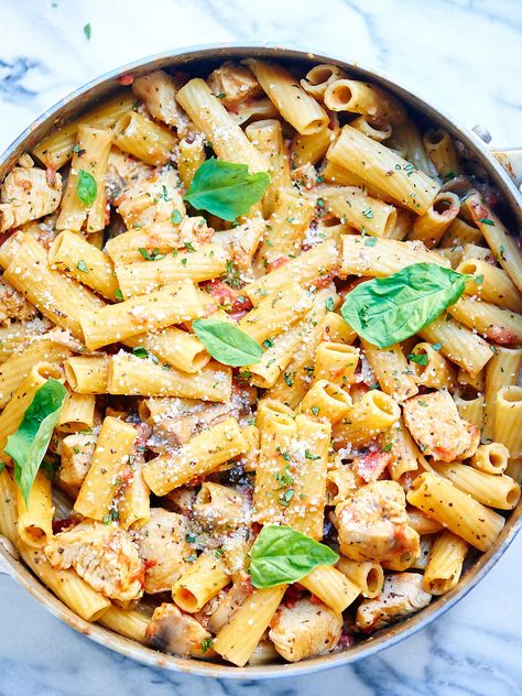 This one pot pasta is full of creamy goat cheese, meaty mushrooms, and juicy chicken! It only requires dirtying one dish and takes less than 30 minutes! showmetheyummy.com #pasta #chicken Recipes With Goat Cheese, Chicken And Goat Cheese, Dinner Ideas For Tonight, Meaty Mushrooms, Chicken Goat Cheese, Pasta Recipes For Dinner, Pasta Dinner Ideas, Goat Cheese Stuffed Chicken, Cheese Pasta Recipes