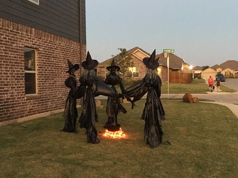 Circle of Witches turned out Great. Witch Circle Decoration, Outdoor Halloween Witch, Circle Of Witches, Witch Circle, Yard Witch, Grandin Road Halloween, Witches Lair, Witches Circle, Ghost Ring