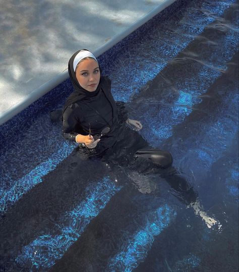 Burkini Aesthetic, Hijab Beach Outfit, Workout Shoot, Swimming Pool Outfit, Perhentian Island, Womens Swimwear Modest, Hijab Beach, Sports Hijab, Muslimah Photography