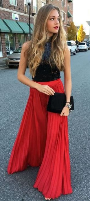 32 Holiday Outfits You Need To Copy Right Now Pleated Outfit, Red Skirt Outfits, Outfits Skirts, Red Maxi Skirt, Red Pleated Skirt, Outfit College, Winter Party Outfit, Red Outfits, Skirt Diy