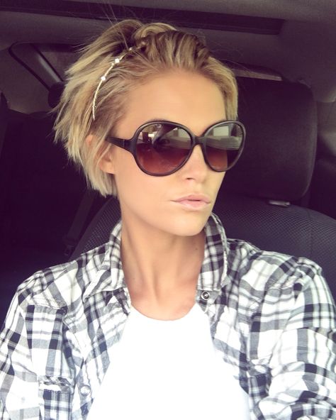 @krissafowles pixie Undercut Haircut, Growing Out Short Hair, New Short Hairstyles, Growing Out Short Hair Styles, Short Bob Haircuts, Penteado Cabelo Curto, Short Hairstyle, Short Hair Updo, In Between