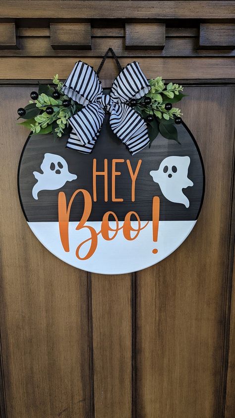 Round Fall Door Hangers, Door Hangers Fall, Fall Front Door Wreaths, Hey Boo Halloween, Halloween Door Hanger, Welcome Signs Front Door, Halloween Wood Signs, Welcome Door Hanger, Halloween Wood Crafts