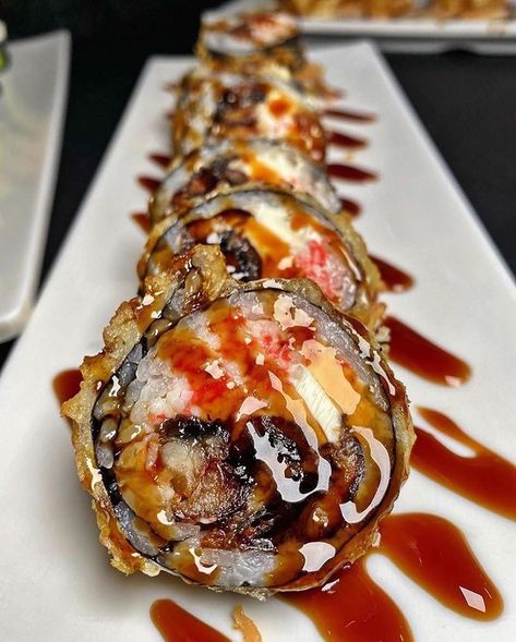 🦍Gorilla Sushi Vegas🦍•AYCE on Instagram: “KING KONG ROLL👑 Shrimp tempura, spicy crab and cream cheese deep fried sushi roll, topped with eel, yum yum sauce @gorilla_sushi 🦍 📸…” Volcano Roll Sushi, Deep Fried Sushi, Spicy Sushi, Crab And Cream Cheese, Eel Sushi, Asian Dumplings, Fried Sushi, Crab Sushi, Maki Rolls