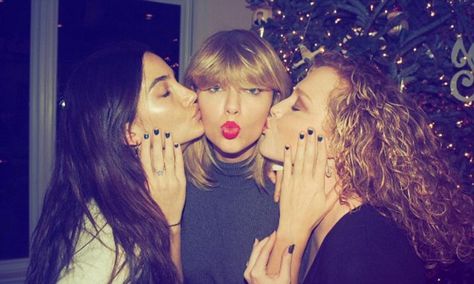 Lily Aldridge plants a kiss on Taylor Swift before Christmas eve Taylor Swift Fotos, Taylor Swift Christmas, Estilo Taylor Swift, Lily Aldridge, Victorias Secret Models, Live Taylor, Taylor Swift 13, Taylor Swift Pictures, Ed Sheeran