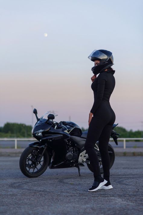 Biker woman in black leather jacket and ... | Premium Photo #Freepik #photo #people #city #woman #fashion Women Biker Outfits, Biker Style Women, Biker Chick Outfit, Biker Girl Outfits, Bike Night, Biker Photos, Biker Women, Chick Outfit, Sports Motorcycle