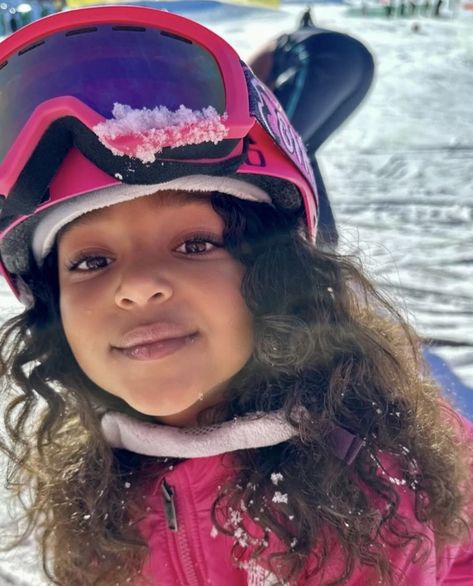 White Ski Outfit, Chicago West, Jenner Kids, Kim Kardashian Makeup, Famous Kids, Kardashian Kids, Black Balenciaga, Ski Outfit, Kardashian Family