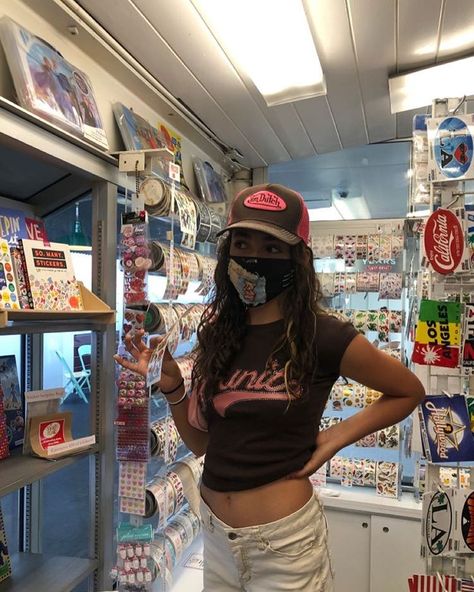 Low Waisted Jeans, Jeans Brown, Pink Y2k, Brown And Pink, Von Dutch, 90s Outfit, Model Aesthetic, Brown Outfit, 2000s Fashion Outfits