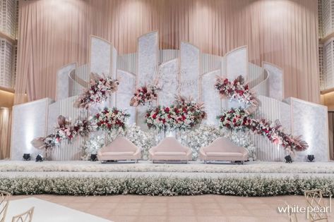 Wedding Stage Design Indoor, Background Pelaminan, Dekorasi Wedding Indoor, Dekor Pelaminan Modern, Pelaminan Aesthetic, Dekor Wedding Pelaminan, Decorasi Wedding, Wedding Ballroom Decor, Dekor Pelaminan