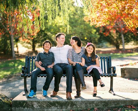 Urban Family Photography, Family Photoshoot Poses, Family Portrait Poses, Outdoor Family Photos, Family Picture Poses, Photography Poses Family, Family Photo Pose, Fall Family Pictures, Family Picture Outfits