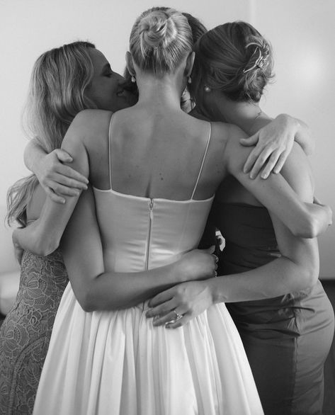 Bridesmaid First Look, Wedding Photography Shot List, Sacred Union, Shower Pics, Wedding Background Decoration, Foto Wedding, Wedding Picture Poses, Bridal Poses, Wedding Marketing