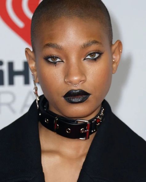 Make Up For Bald Women, Willow Smith Eyes, Willow Smith 2022, Willow Smith Bald, Willow Smith Makeup, Makeup For Bald Women, Black Buzzcut Women, Boho Makeup, Celebrity Makeup Looks