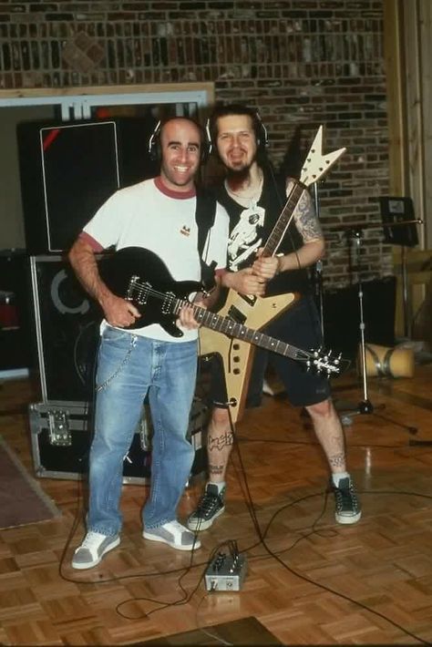 Scott & Dime Dimebag Darrell Guitar, Scott Ian, Learn Guitar Chords, Metal Horns, Dimebag Darrell, Playing The Guitar, Best Guitarist, Guitar Playing, Heavy Metal Rock