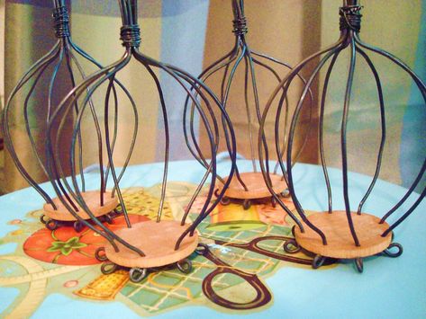 Diy Bird Cage, Barbed Wire Art, Wire Bird, Hanger Crafts, Wire Diy, Bird Cage Decor, Diy Birds, Bird Cages, Wire Sculpture