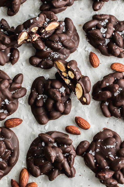 Chocolate Almond Clusters, Gluten Free Halloween Treats, Almond Clusters, Makanan Rendah Kalori, Gluten Free Halloween, Easy Holiday Treats, Chocolate Covered Almonds, Dark Chocolate Almonds, Chocolate Almond