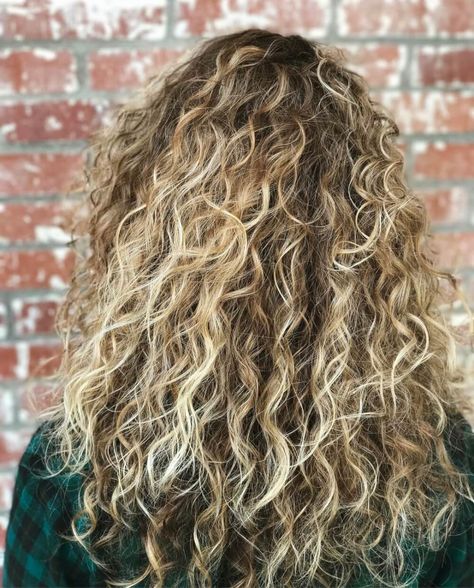 38 Top Blonde Highlights of 2019 - Platinum, Ash, Dirty, Honey & Dark Curly Blonde Highlights Balayage, Dimensional Ash Blonde, Blonde Highlights In Brown Hair, Dirty Blonde Curly Hair, Blonde Curly Hair Natural, Highlights In Brown Hair, Brown Hair Curly, Contrast Highlights, Blonde Highlights Curly Hair